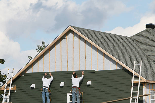 Professional Siding technician working in Hamilton, IL